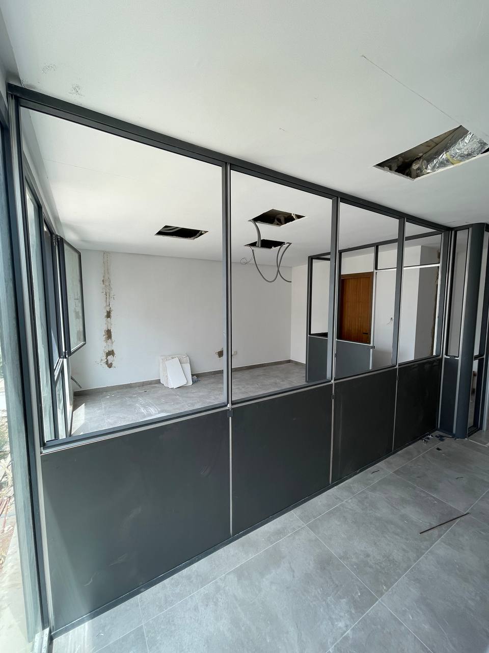 Cloison en aluminium et verre pour bureau à Casablanca