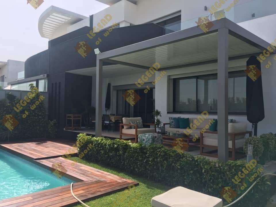 Pergola bioclimatique aluminium à lames orientables sur terrasse à Casablanca