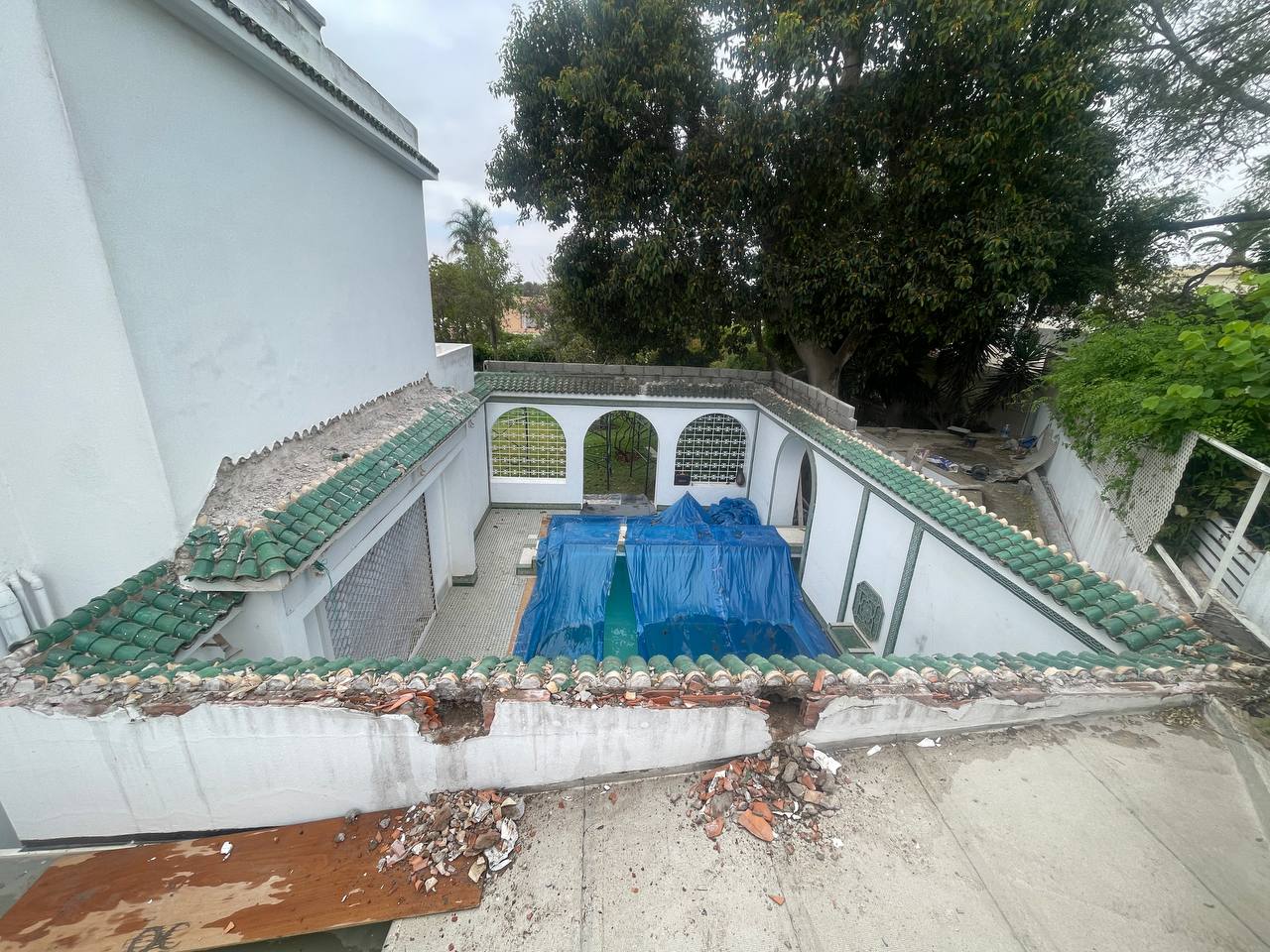Toiture coulissante en aluminium installée sur une terrasse à Casablanca